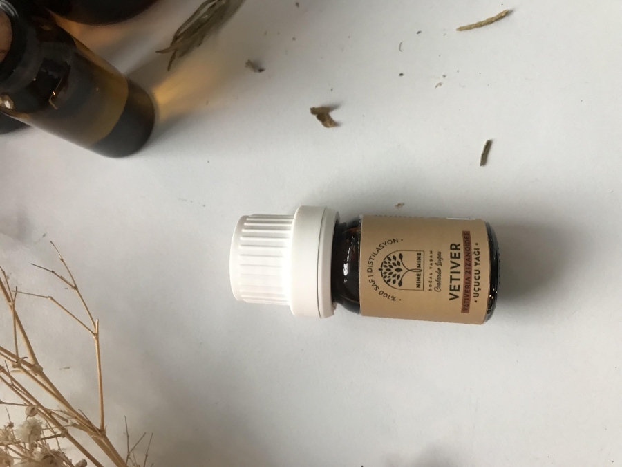%100 Saf ve Doğal VETIVER UÇUCU YAĞI - Nine And Mine Doğal Yaşam